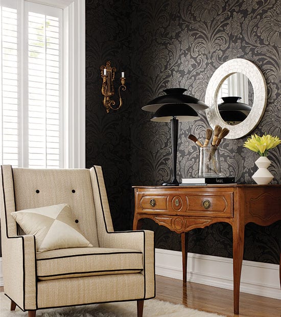 Un papier peint de salon avec une combinaison de noir et de blanc crème avec un motif qui complète le rembourrage dans la même pièce