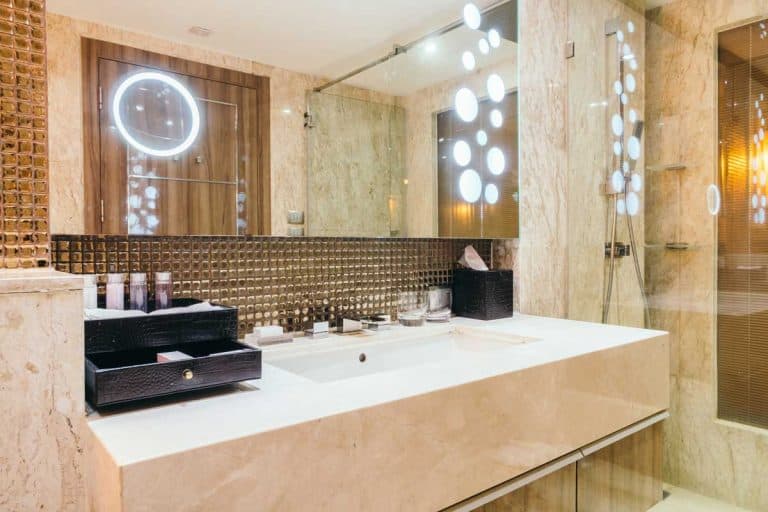 How to Decorate the Bathroom Walls with Mirrors