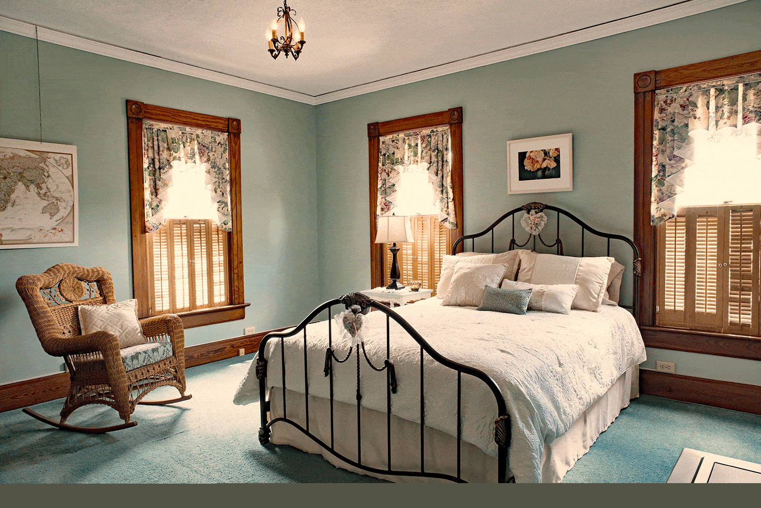 Iron Bed in Teal Bedroom od Old Victorian Home