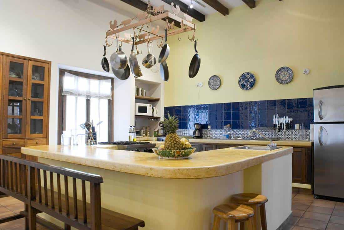 Simple country kitchen with dedicated island combining blue and cream