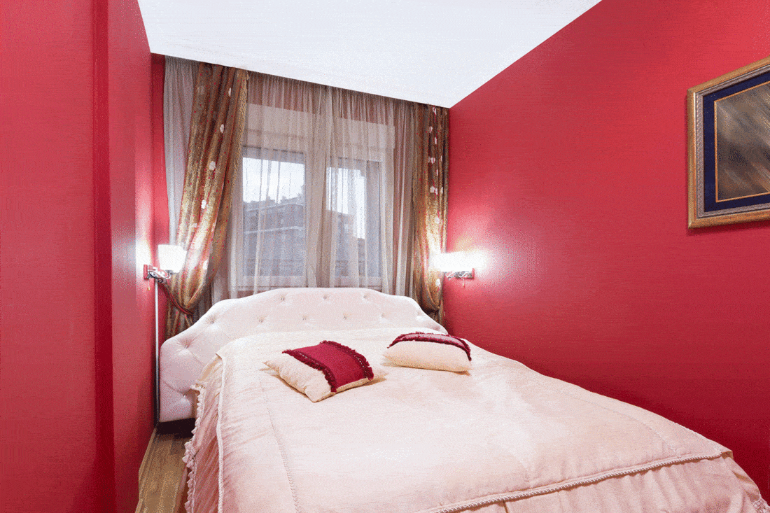 Wite bedroom with red wall