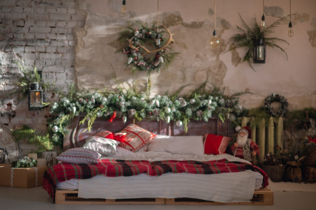 How to decorate a bedroom for Christmas?