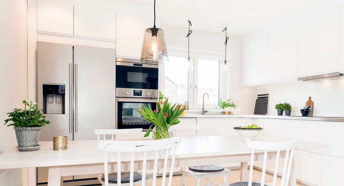 Modern-kitchen-with-rustic-interior