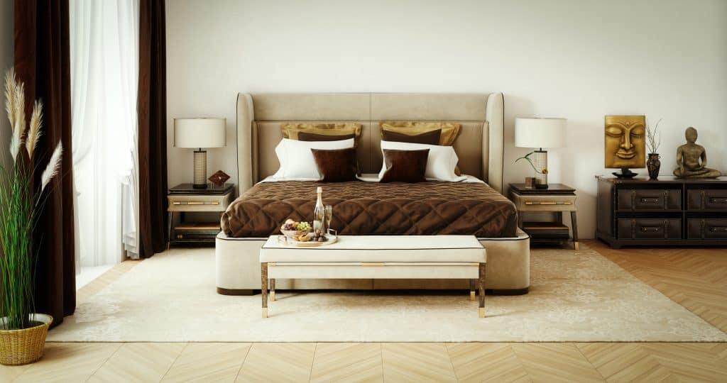 Chambre d'hôtel de luxe avec lit et rideaux marron et blanc assortis