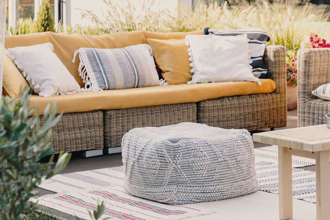 15 White Woven and Knitted Poufs for That Magical Clean Look