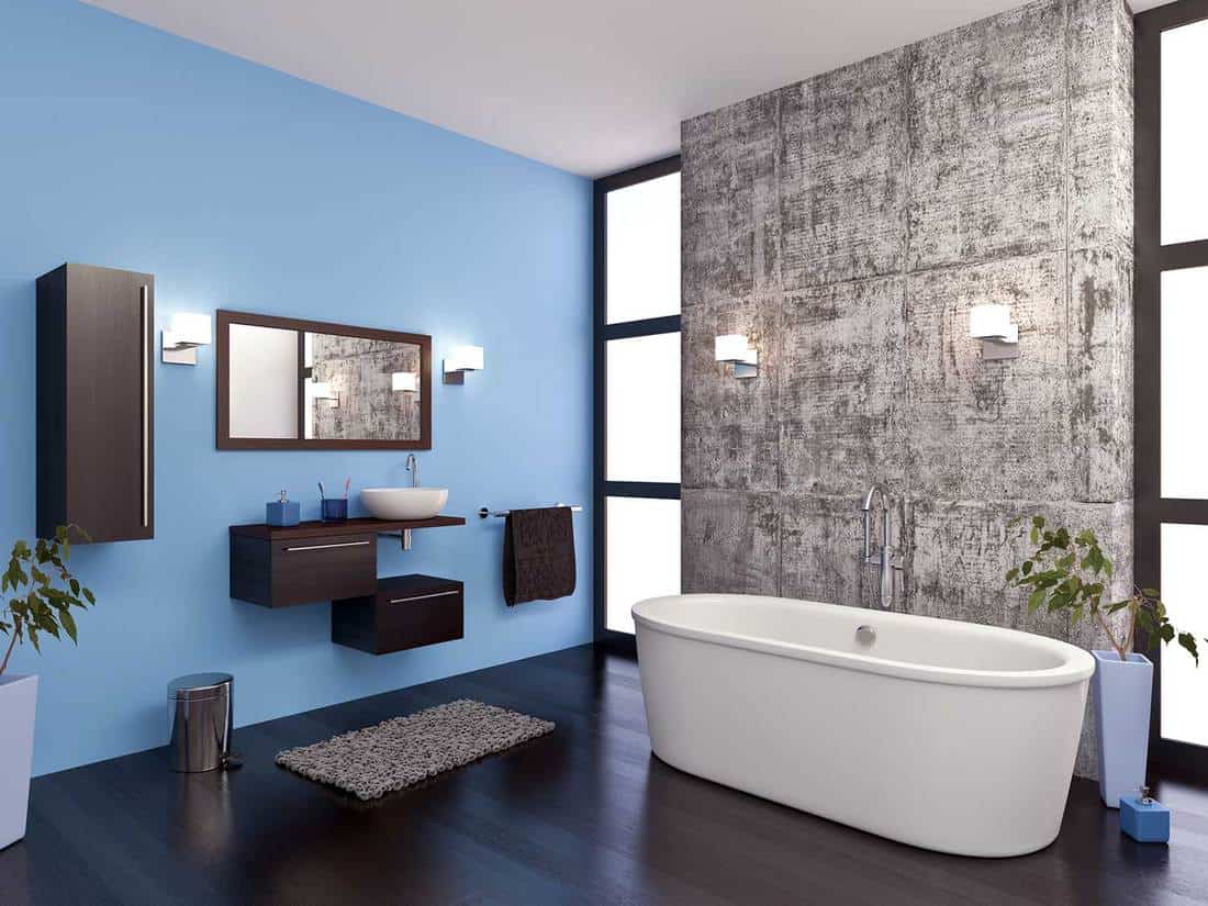 Salle de bain moderne avec parquet et intérieur en bois sombre