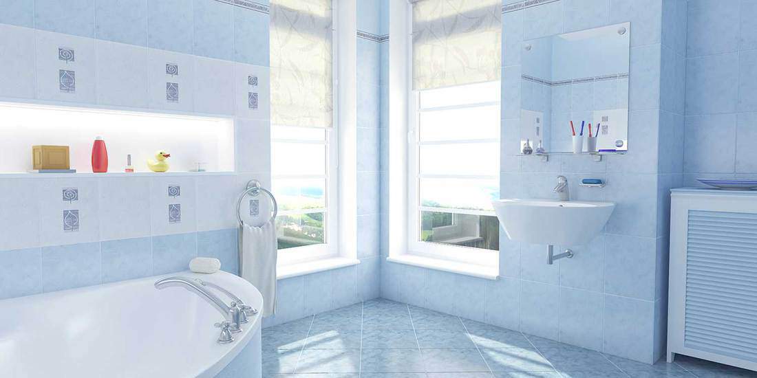 Salle de bain bleue pour enfants avec canard en caoutchouc, baignoire et fenêtre avec vue extérieure