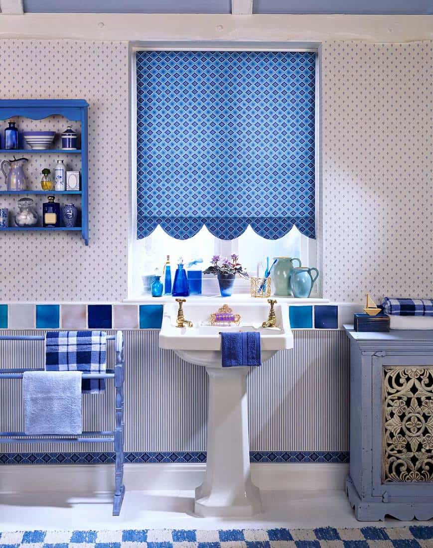 Salle de bain maison bleue avec intérieur en bois et lavabo sur pied au design classique