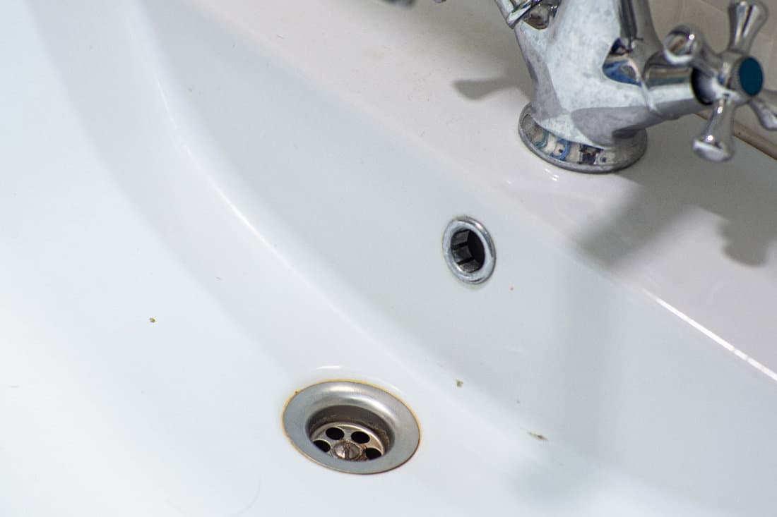 Dirty white sink