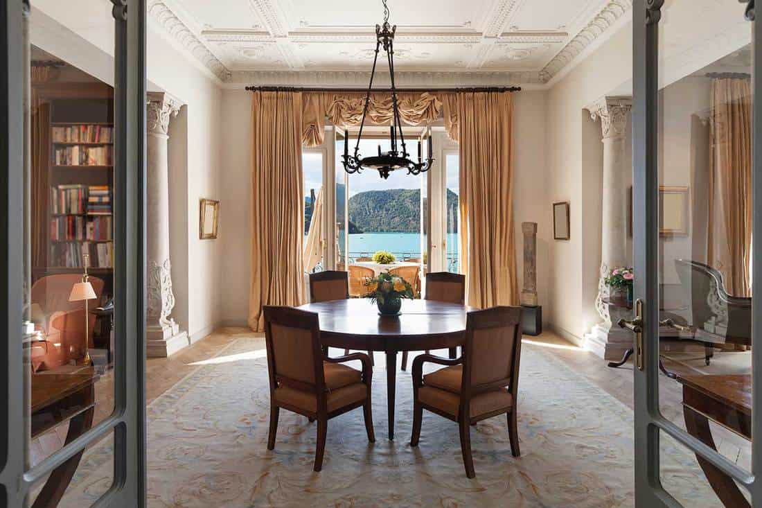 Salon de manoir de luxe avec des intérieurs classiques et des fenêtres avec vue sur l'océan
