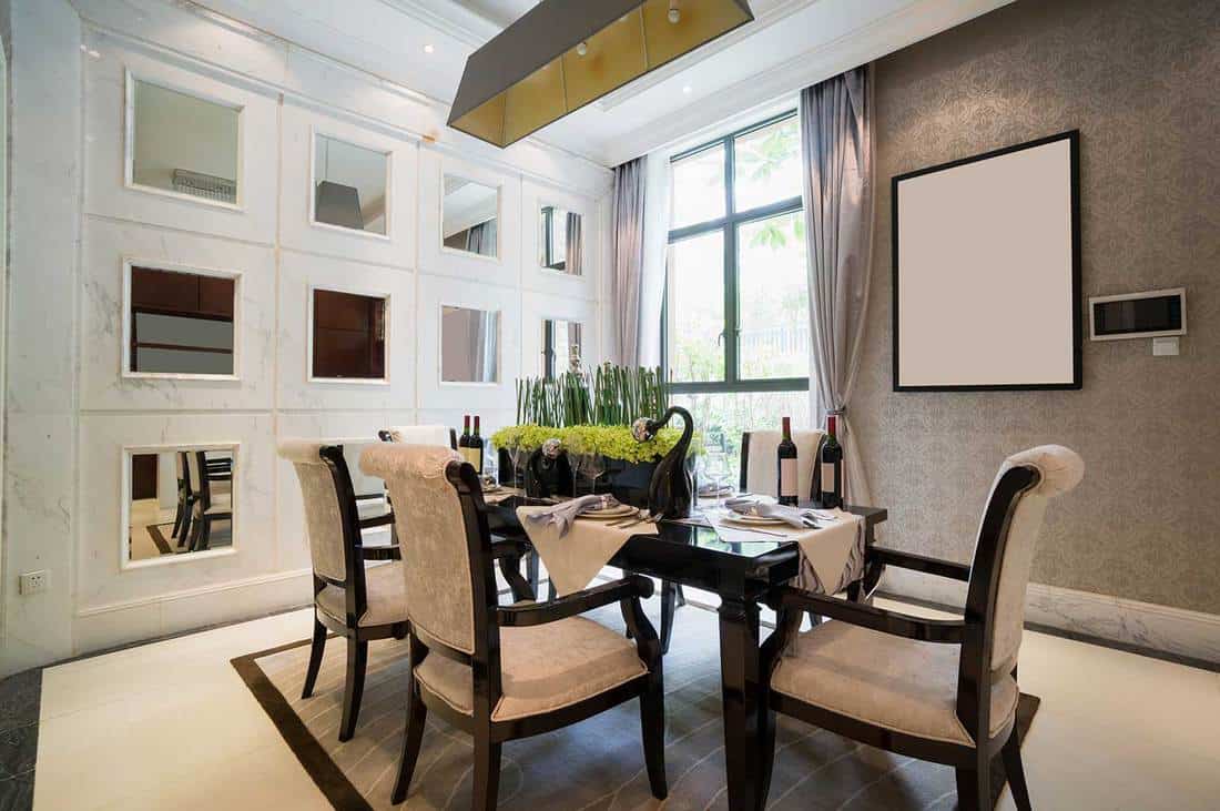 Modern dining room with mirror decoration and wine on the table
