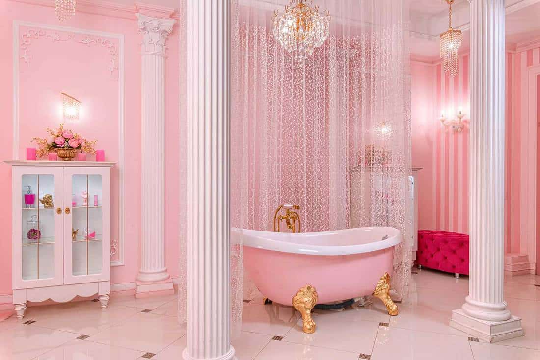 Spacieuse salle de bain de luxe rose