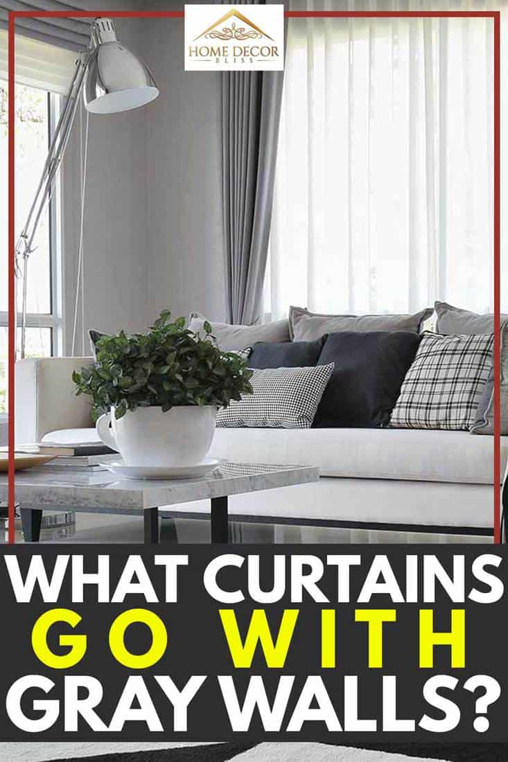 Salon moderne avec canapé blanc confortable, lampe sur pied et table basse en marbre, Quels rideaux vont avec des murs gris ?