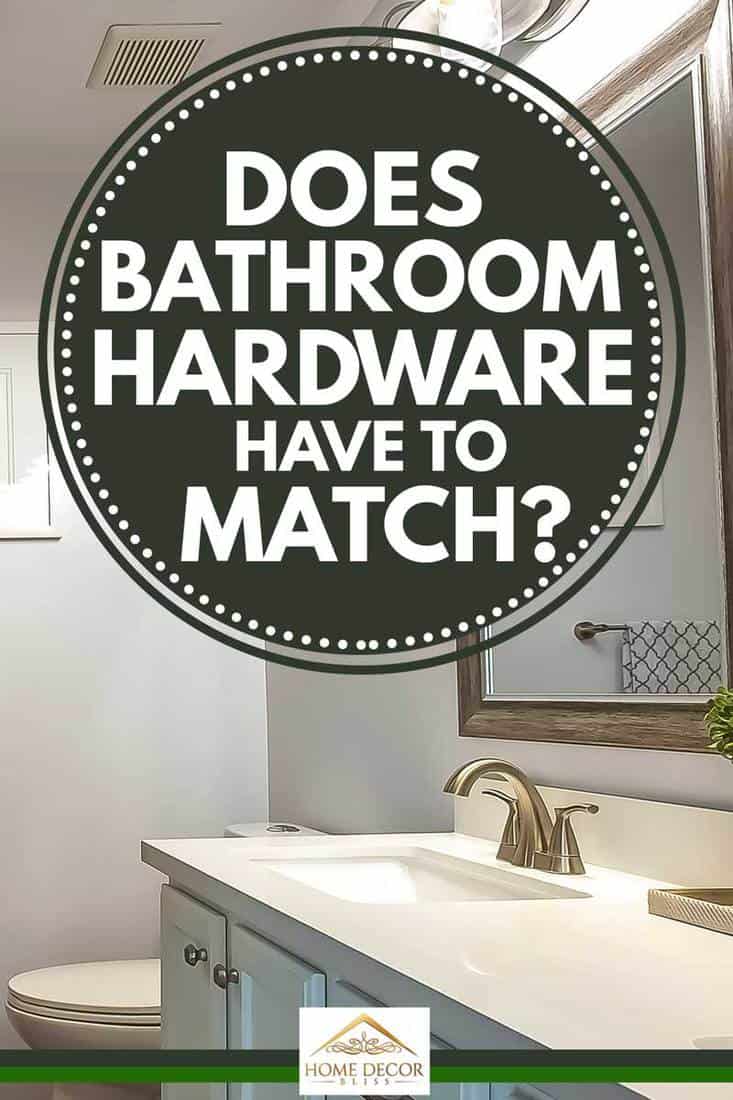 Moet badkamerhardware bij elkaar passen? Badkamerinterieur met een bad voor de wastafel en spiegel.  Het toilet bevindt zich op de hoek van deze kamer met witte wand en tegelvloer.  Moet badkamerhardware overeenkomen?