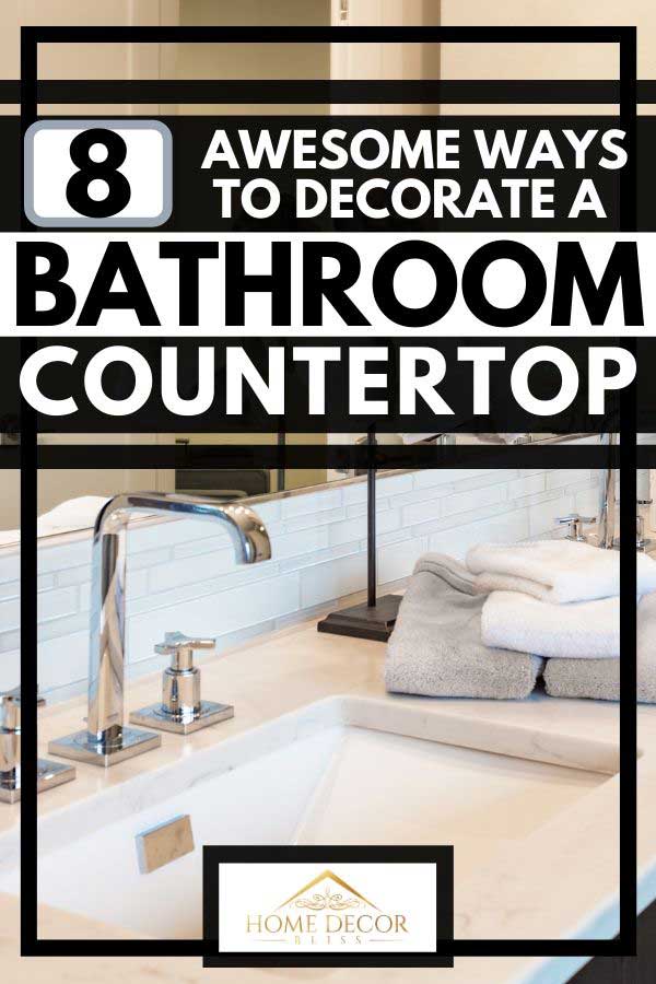 Meuble-lavabo double avec serviettes et désinfectant pour les mains dans une salle de bains de luxe