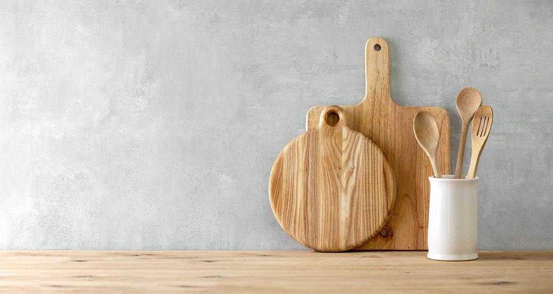 Keukengerei dat op houten aanrecht staat