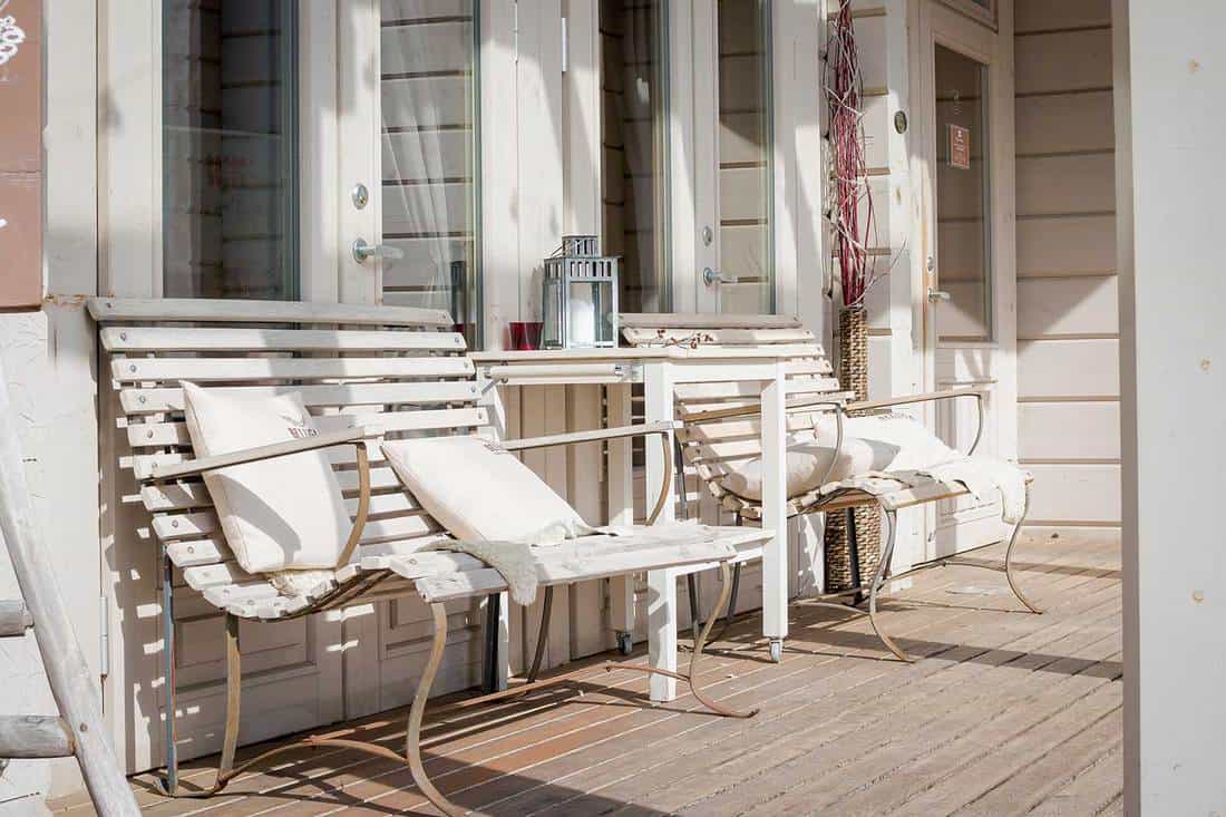 Salon terrasse avec divans confortables dans une maison moderne