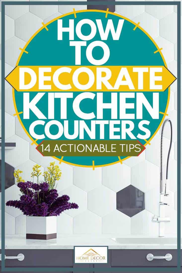 Bancone da cucina decorato con piastrelle a forma di esagono con utensili da cucina correttamente posizionati, Come decorare i ripiani della cucina [14 Actionable Ideas]