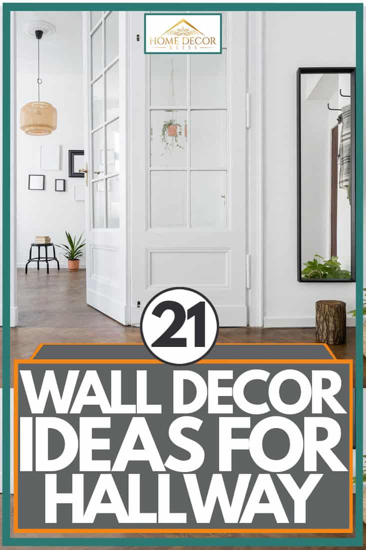 Ruim en stijlvol interieur met witte glazen deur en houten parket, 21 Wall Decor Ideas For Hallway