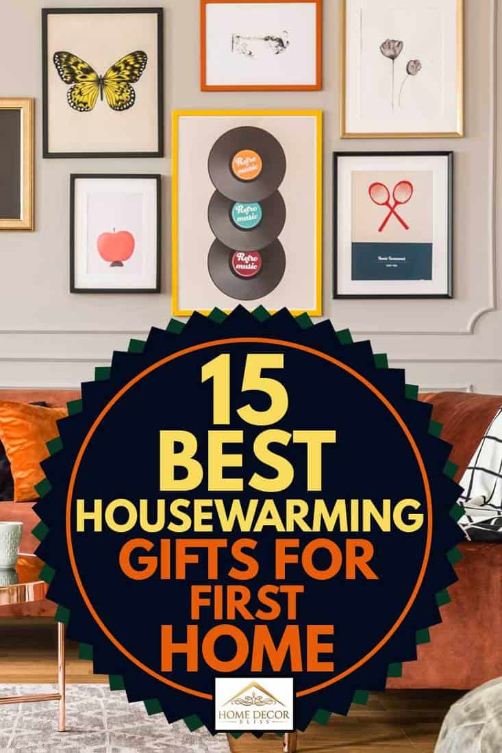 Eclectisch woonkamerinterieur met comfortabele fluwelen hoekbank met kussens en veel fotolijstjes.  15 beste housewarming-cadeaus voor het eerste huis