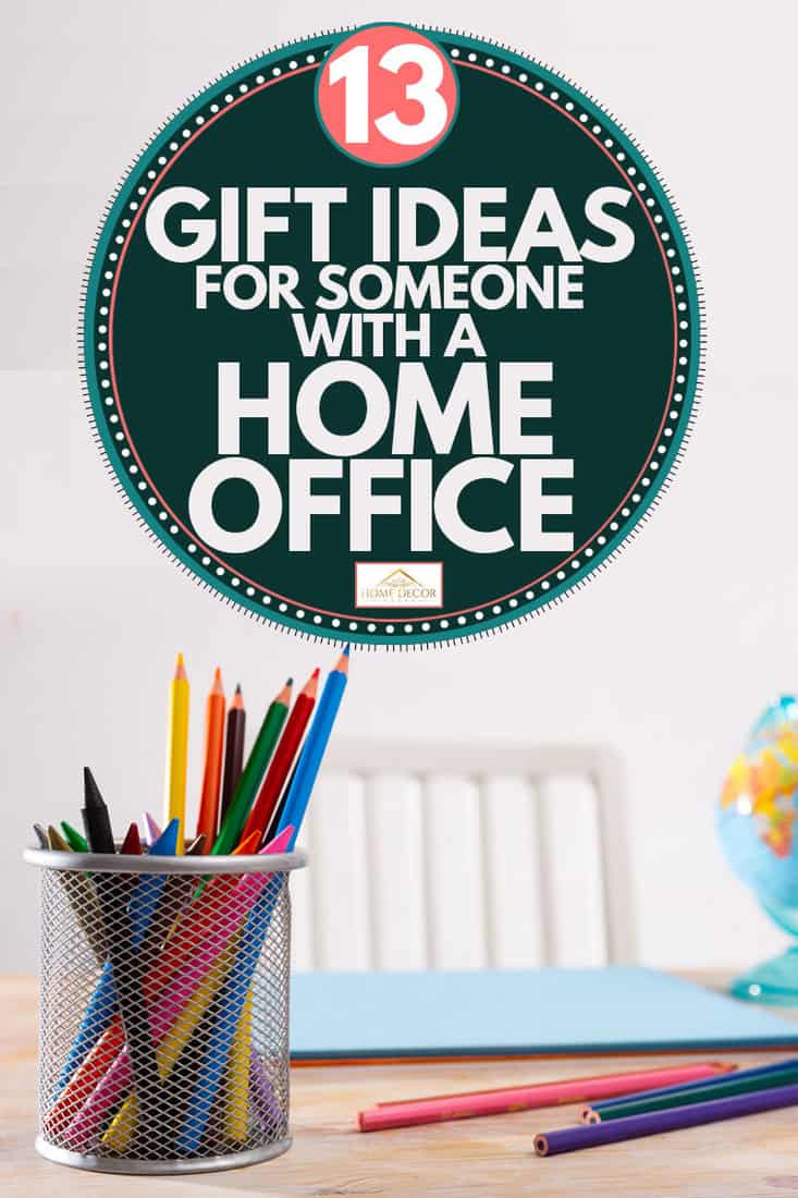 Crayons de couleur sur un porte-crayon, 13 idées cadeaux pour quelqu'un avec un bureau à domicile