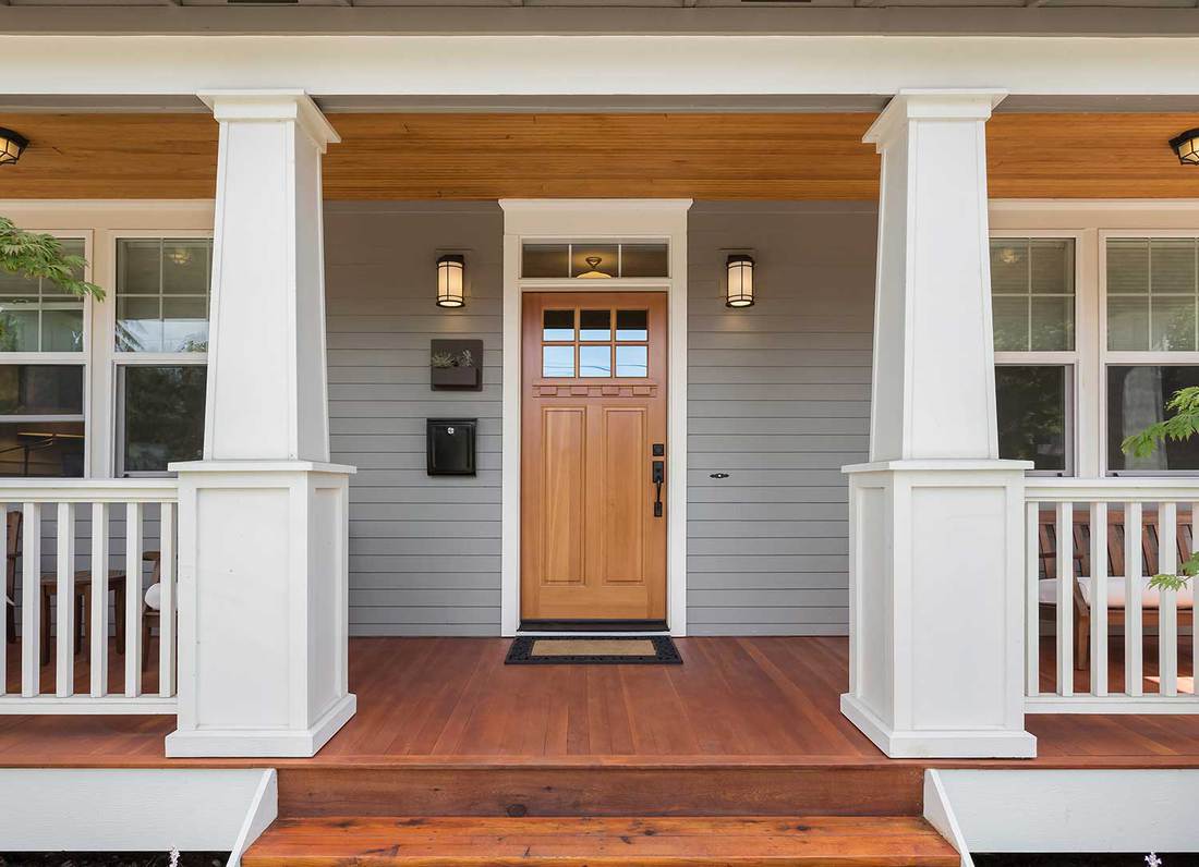 Façade de maison avec porche couvert et porte