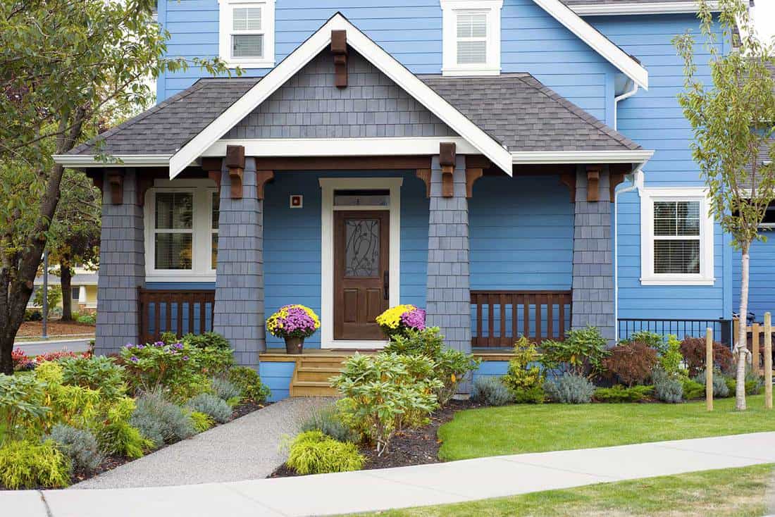 Porche d'une maison bleue moderne