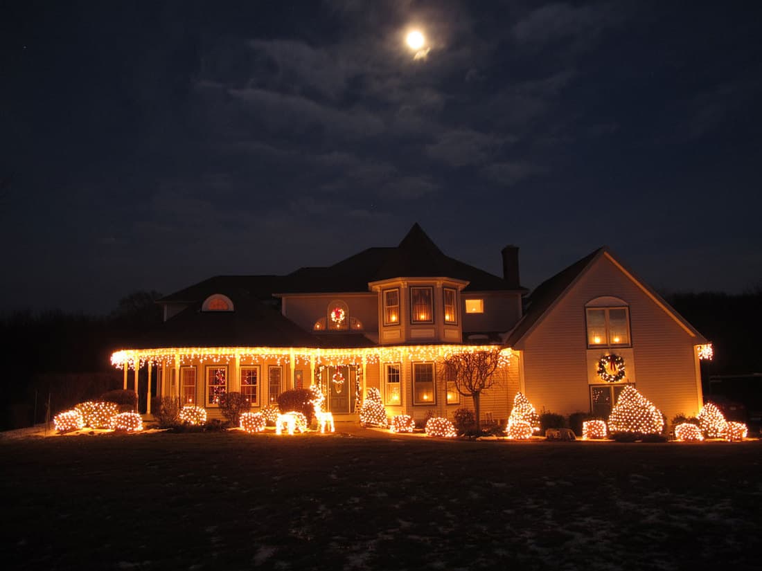 Maison avec beaucoup de décorations de Noël sur le porche