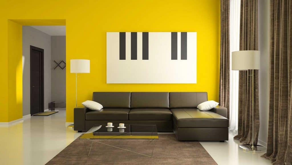 Intérieur du salon avec murs jaunes, canapé d'angle en cuir, lampadaires et rideaux marron