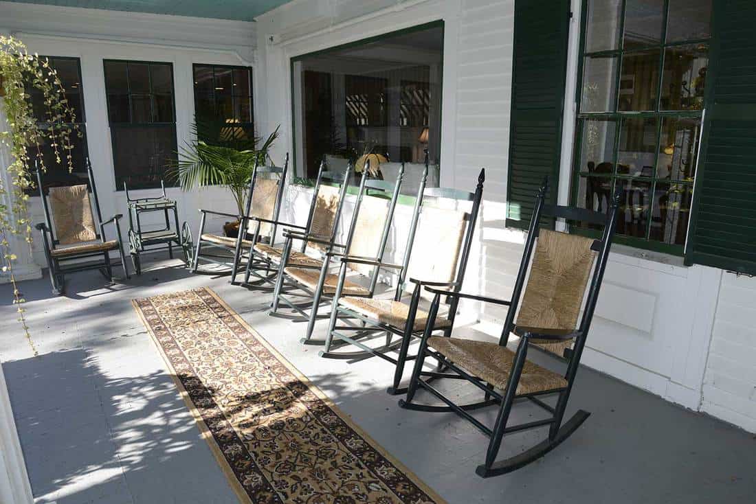 Chaises berçantes sur un porche extérieur