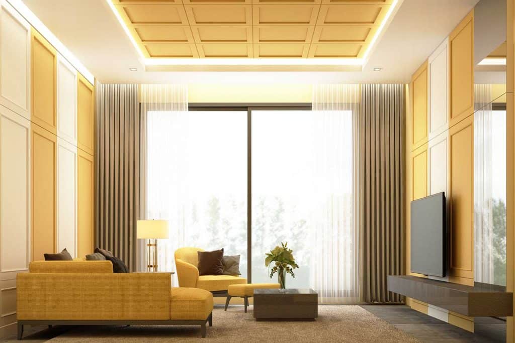 Salon de luxe moderne aux tons jaunes avec canapé, télévision murale et table basse