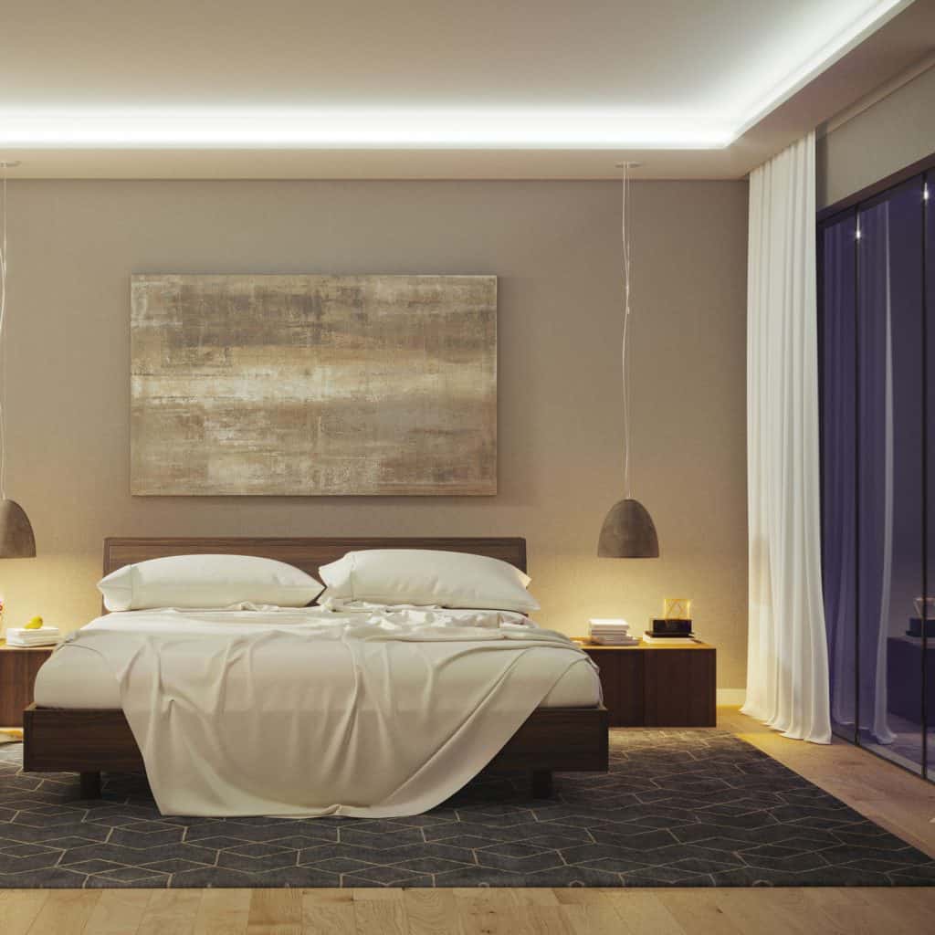 Une chambre avec un mur beige, des rideaux blancs et une parure de lit blanche