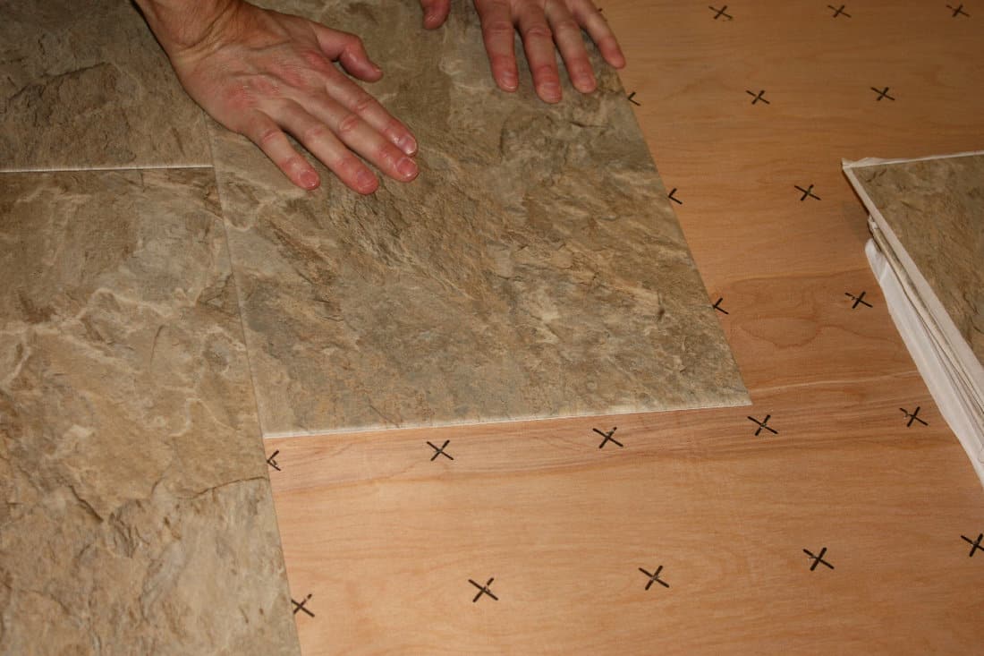 Installing vinly floor tiles