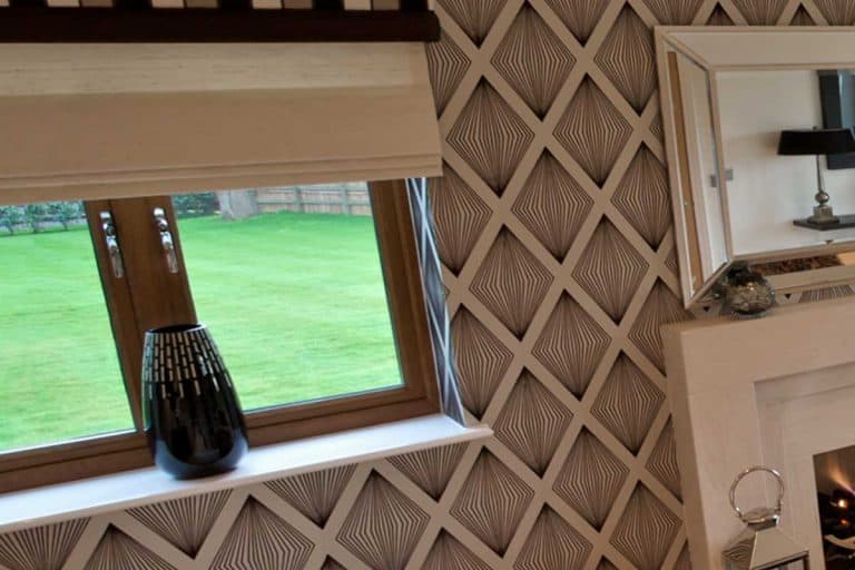 Matching window blinds and wallpaper in a luxurious living room, 13 Matching Wallpaper And Blinds Combos That Will Inspire You