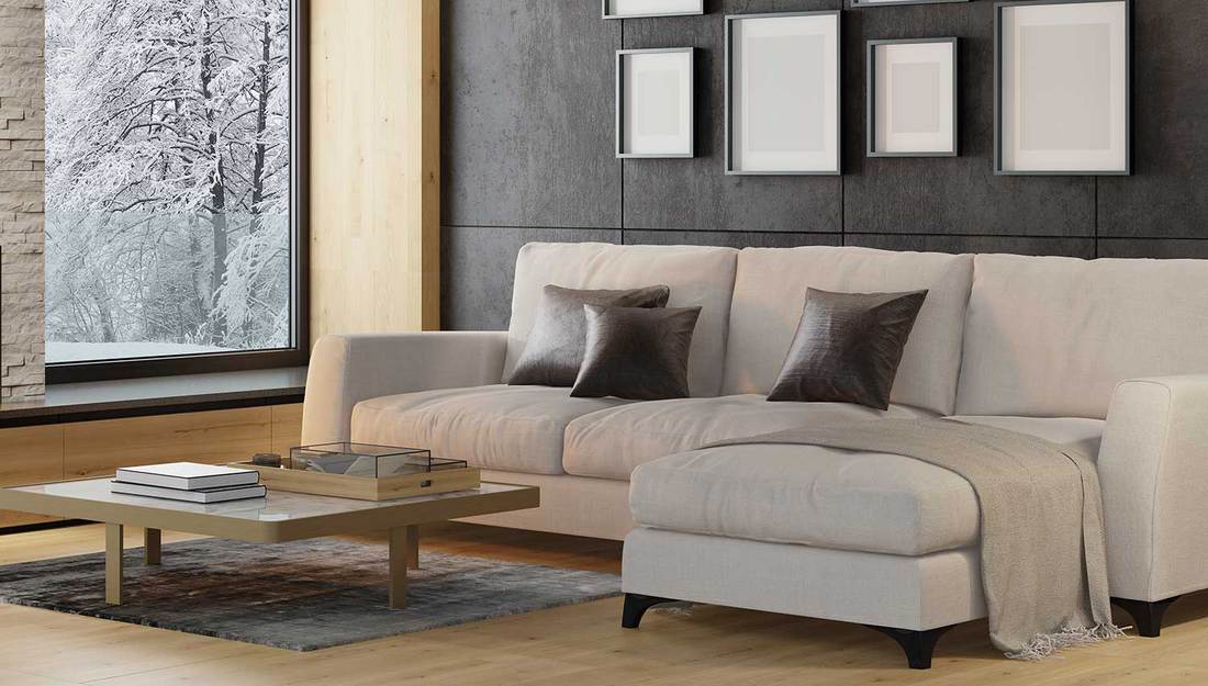 Intérieur de salon minimaliste clair de villa de campagne de style scandinave moderne avec canapé blanc et canapé gris foncé