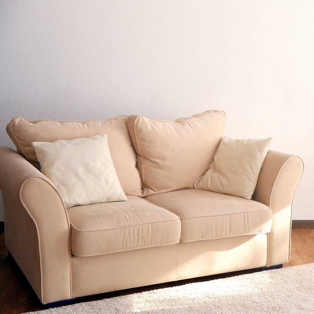 Intérieur de salon moderne avec canapé beige et coussins