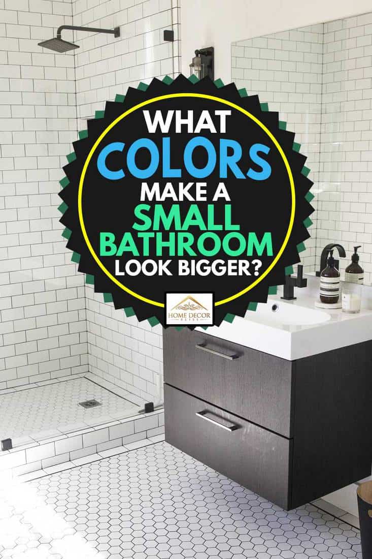 Une petite salle de bain blanche de luxe lumineuse et aérée, Quelles couleurs font paraître une petite salle de bain plus grande?