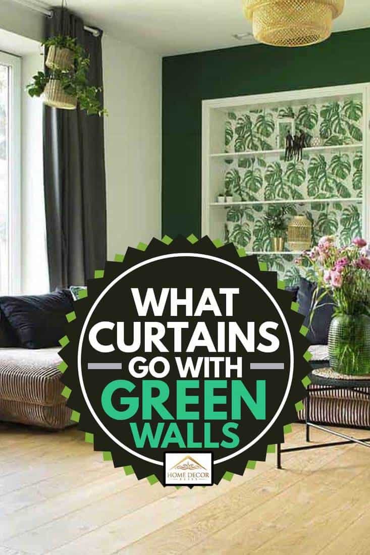 Salon moderne et confortable avec canapé en velours côtelé, oreillers, grande fenêtre sur le jardin, Quels rideaux vont avec les murs verts