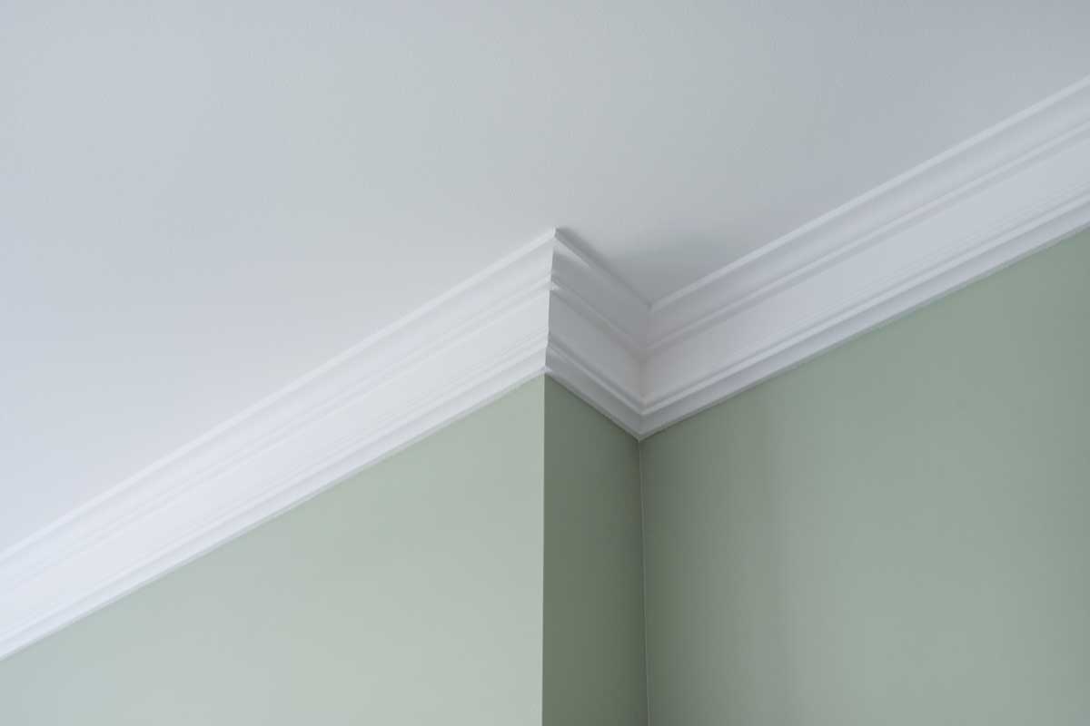 Ceiling crown moldings in modern house interior, 4 Popular Color Ideas For Crown Molding [Inc. Pictures]