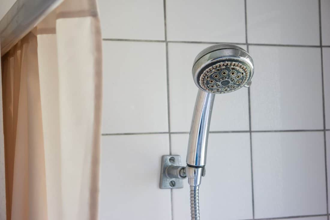 Dirty Corroded Limescale Calcified Shower Head Hanging Stand Cabin Visible — Stock Photo, Image Dirty corroded limescale calcified shower head hanging from a stay