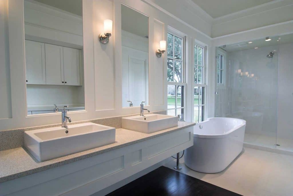 Moderne schone witte badkamer met douche en ligbad