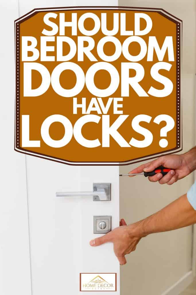 Een man die een deurslot op een slaapkamerdeur installeert, moeten slaapkamerdeuren sloten hebben?
