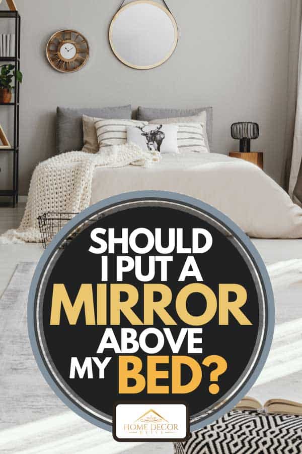 Intérieur de chambre à coucher dans un appartement moderne et spacieux avec un design beige et un miroir rond au-dessus du lit, Dois-je mettre un miroir au-dessus de mon lit ?