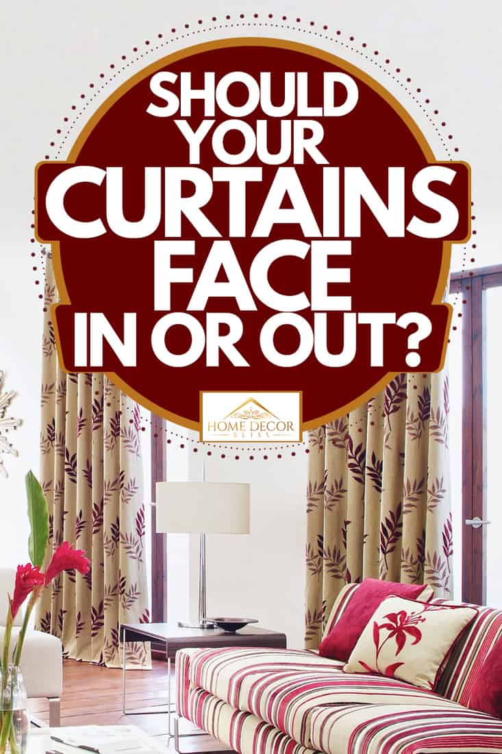 Un beau salon avec des rideaux floraux marron assortis à un canapé rose et blanc, vos rideaux doivent-ils faire face à l'intérieur ou à l'extérieur ?