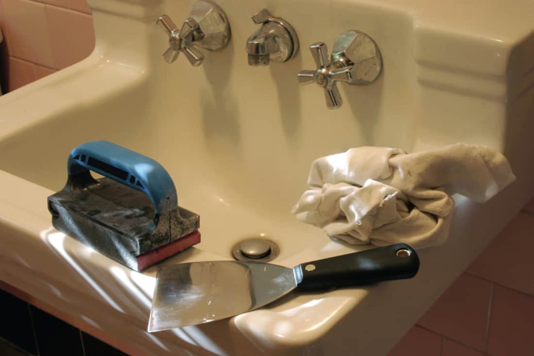 Outils sur lavabo dans la salle de bain pour la préparation et l'amélioration de la peinture