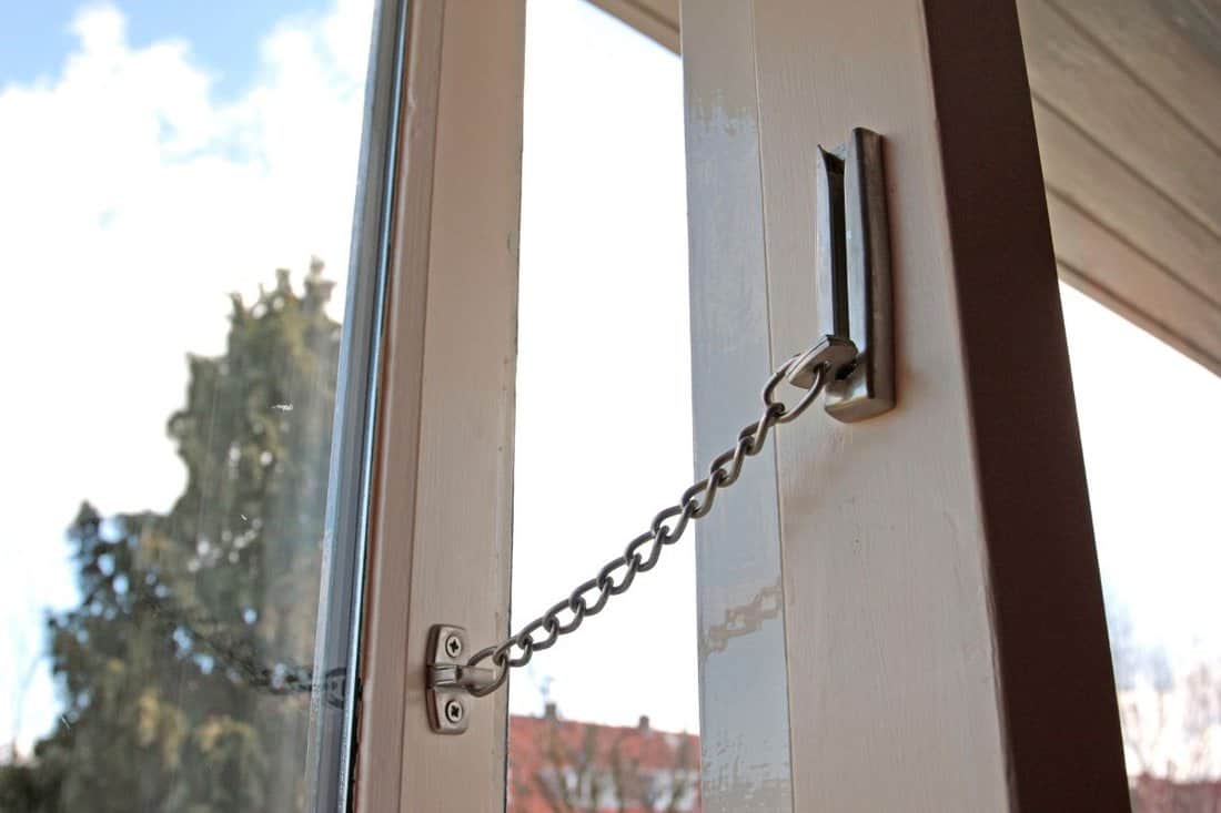 A door chain to prevent burglary 