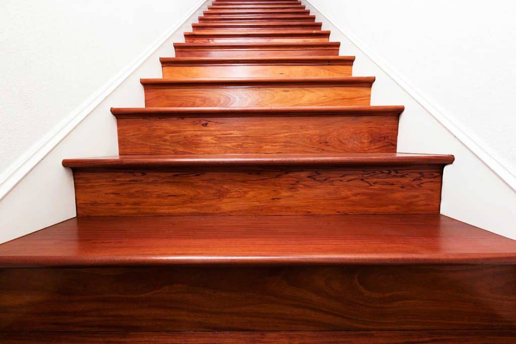پله های چوبی چوبی چوبی زیبای سانتوس که به بالا منتهی می شوند