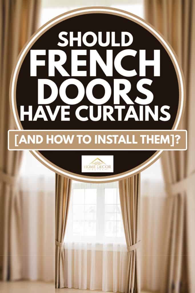 Modern bir oturma odasında güzel pencere perdesi, Fransız Kapılarında Perde Olmalı mı [And How To Install Them]?