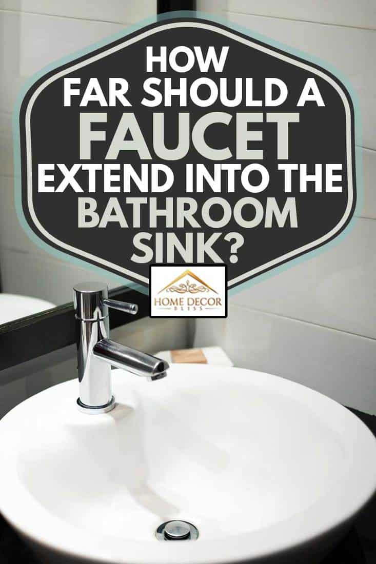Lavabo de salle de bain moderne avec reflet miroir - avec vue sur le dessus des serviettes, jusqu'où un robinet doit-il s'étendre dans le lavabo de la salle de bain ?