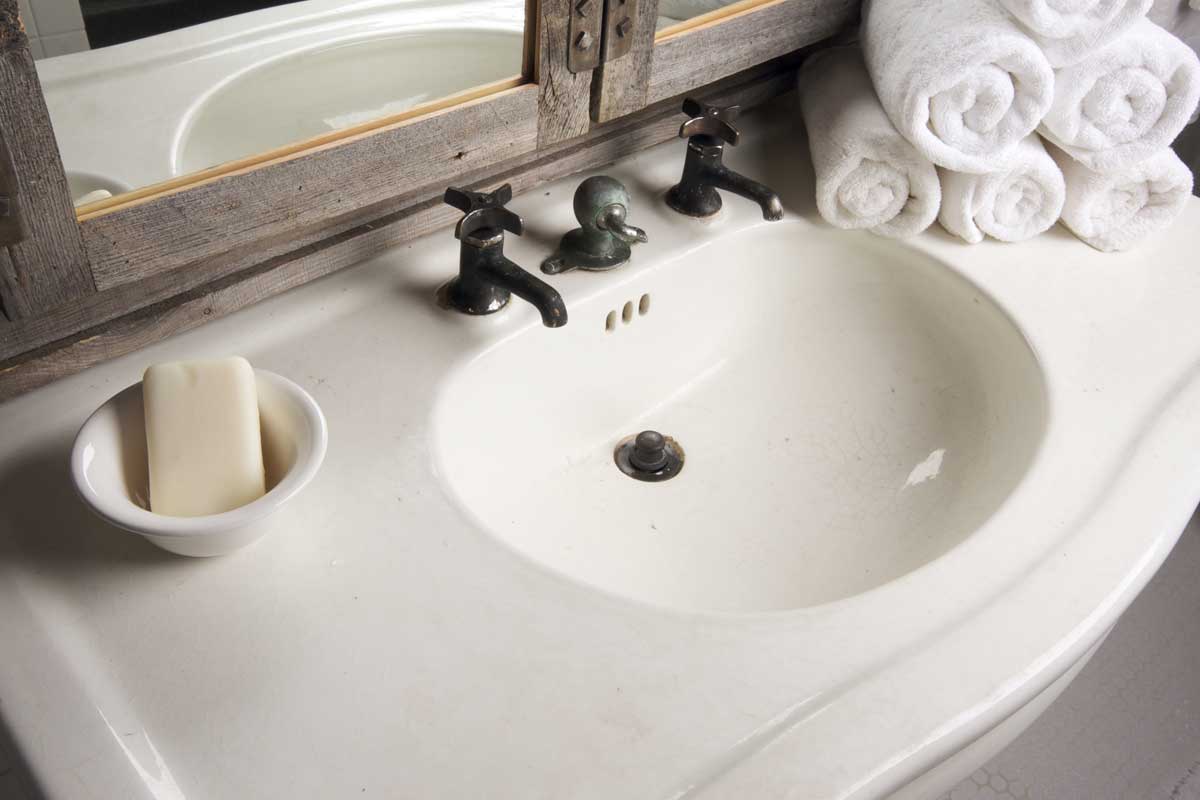 Rustic bathroom sink and mirror, How to Get Rust Off a Bathroom Sink